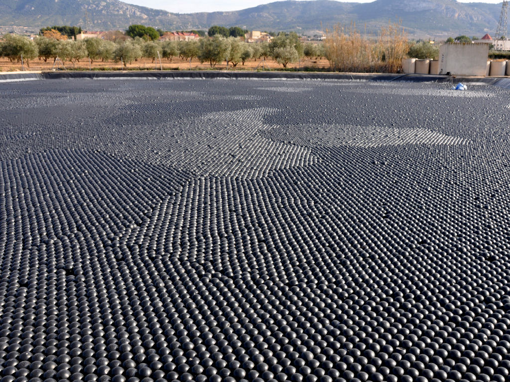 Cubierta flotante para balsa de riego agrícola esferas o hexagonos evaporación del agua