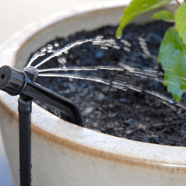 Distribución de agua con el emisor de riego lateral PotStream