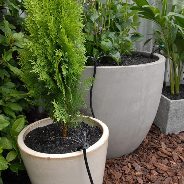 Sistema de riego localizado PotStream instalado en macetas y jardineras